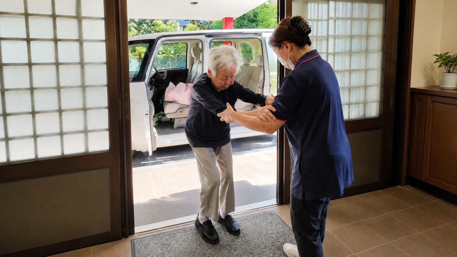 玄関に入って来る利用者